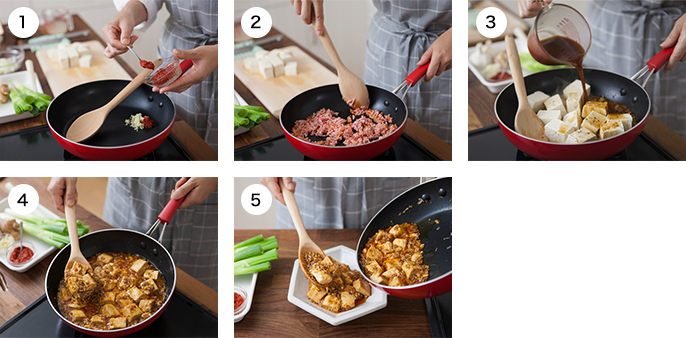 写真:フライパンで作る麻婆豆腐の調理工程。上段左から①、②、③、下段左から④、⑤
