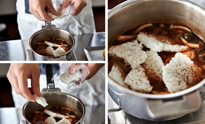 写真：あさりのトムヤムスープごはんを作るイメージ スープの中に冷凍ごはんを入れる様子