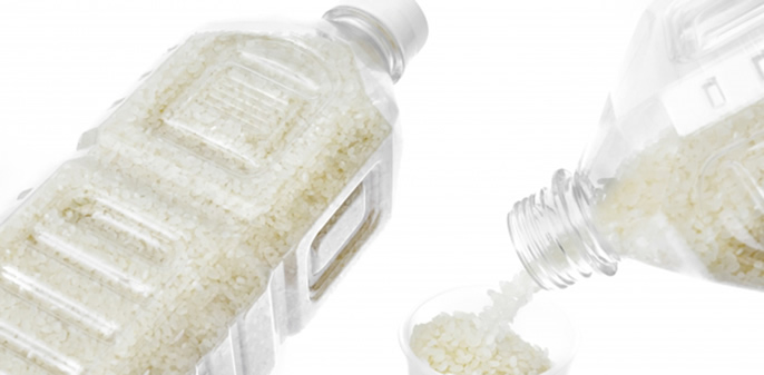 写真:米をペットボトルに入れて保管しているイメージ