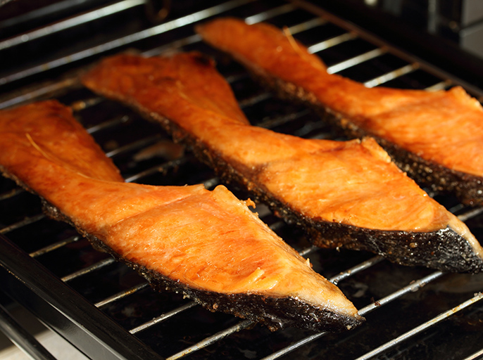 写真:グリルで焼き上がった鮭の切り身