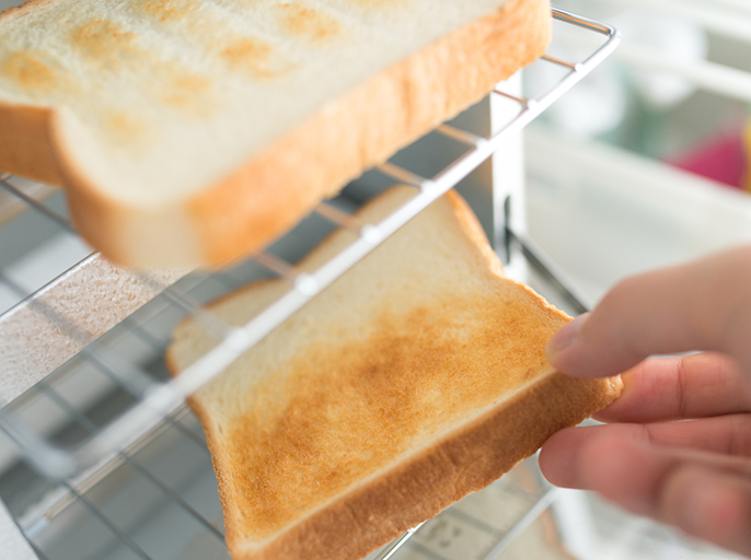 写真:オーブンでトーストが焼き上がったイメージ