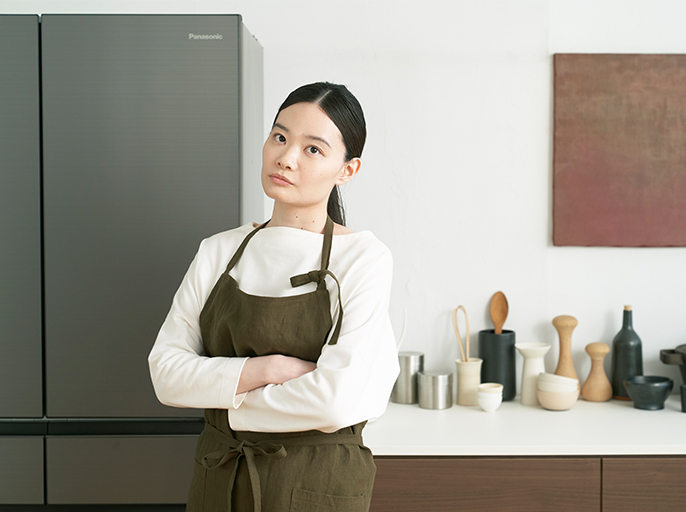 写真：女性が考え事をしているイメージ