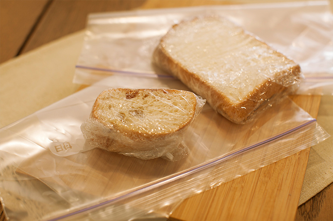 ラップに包んだ食パンとジッパー付き保存袋