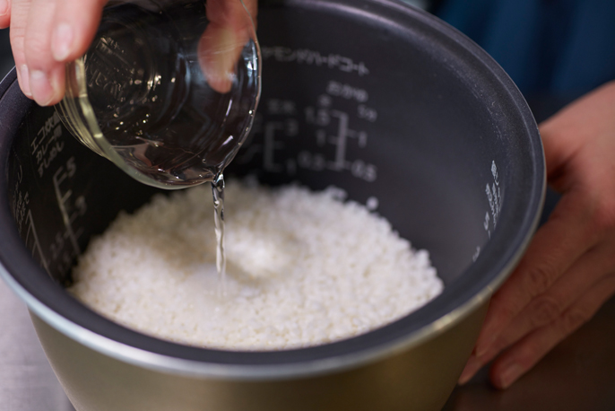 お米に調味料を入れるイメージ