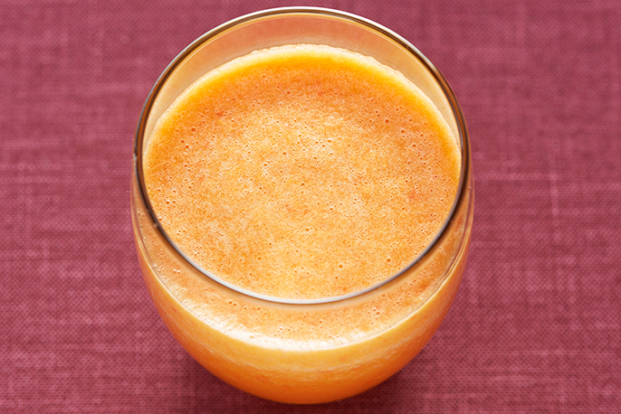 写真：オレンジ色の野菜ジュース
