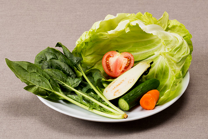 写真：皿に盛られた生野菜