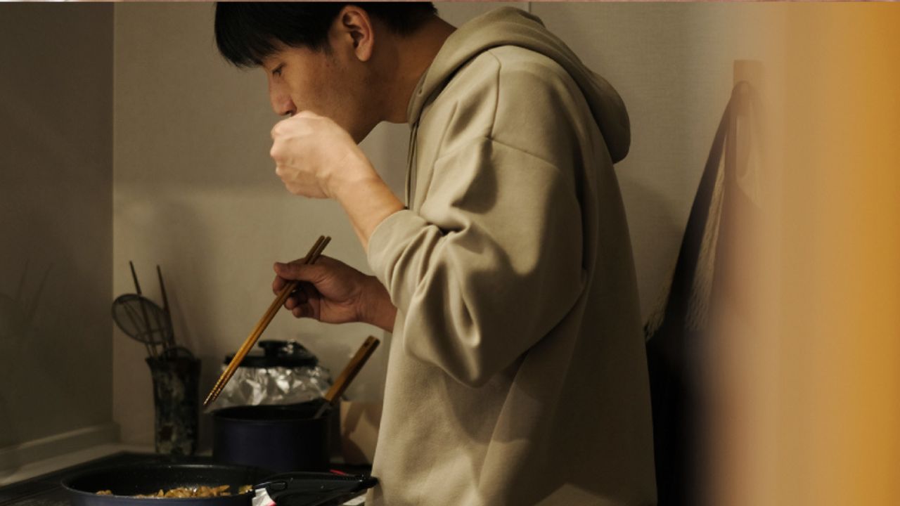 料理をしている男性の写真