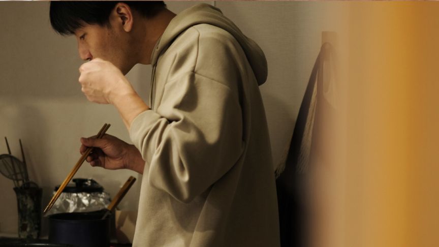 料理をしている男性の写真