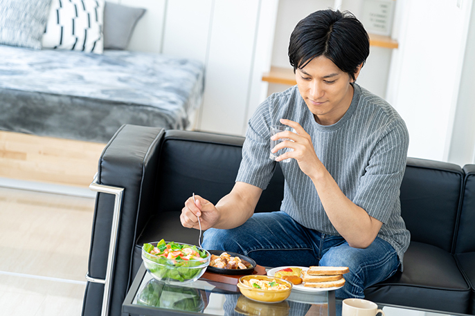 食事をしている男性の写真