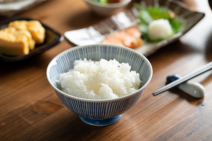 食卓にご飯が並んでいる写真