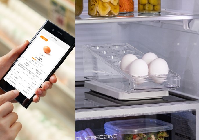 左：スマホでキッチンポケットアプリを表示させている、右：冷蔵庫の中の、ストックマネージャーに載った卵