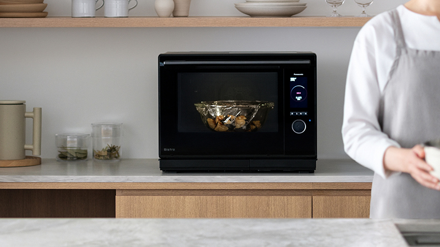 写真：電子レンジ を使用するイメージ