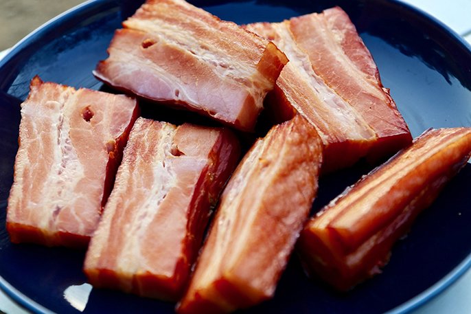 肉を温燻している様子