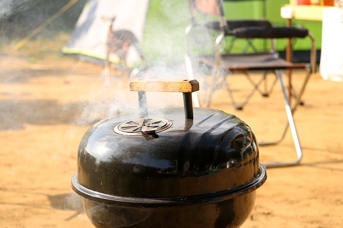 屋外で燻製器を使用している様子
