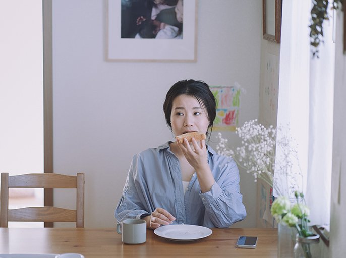 パンを食べている女性の写真