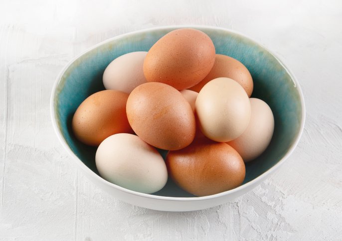 写真：深皿に卵が何個も盛られている