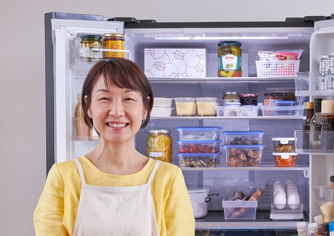 写真：開いてる冷蔵庫の前に料理研究家の島本美由紀さん