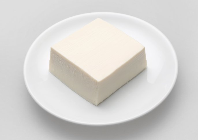 写真：豆腐一丁が白い平皿に置いてある