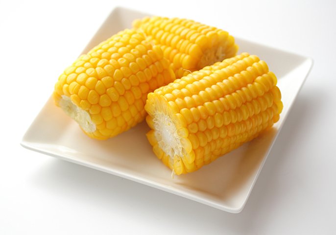 写真：白いお皿にカットされた茹でトウモロコシが乗ってるイメージ