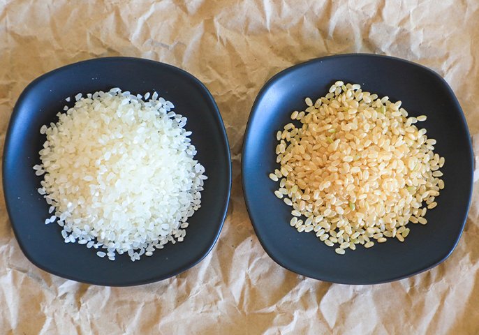 写真：左 白米、右 玄米