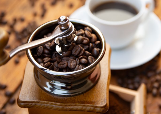 写真：コーヒー豆を手動で挽いてるイメージ