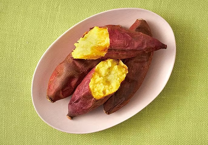 写真：じっくり焼きあがった焼き芋のイメージ