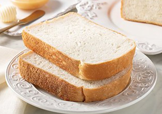 写真：お皿の上にスライスされた食パンが2枚重ねておかれてる