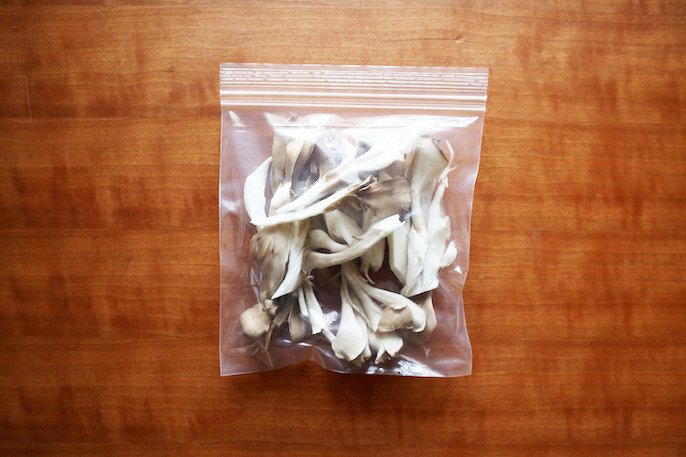 写真：冷凍用保存袋に入った舞茸の様子