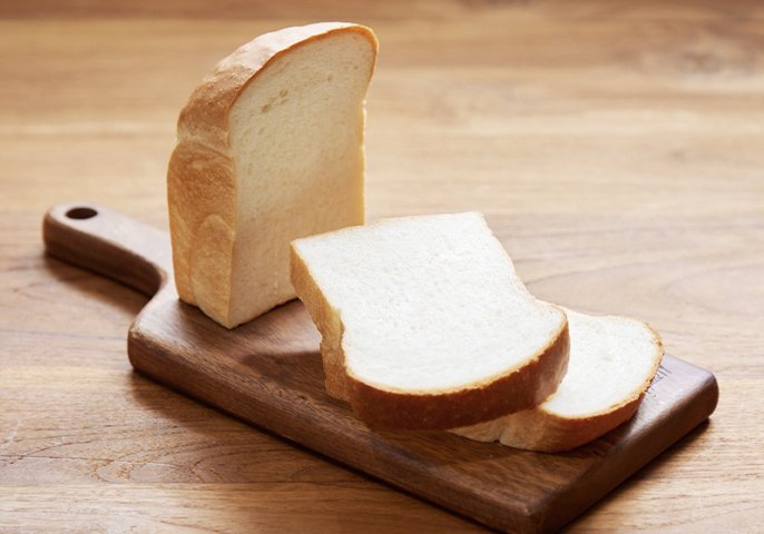 写真：木のまな板の上にスライスされた食パンが並べられてるイメージ