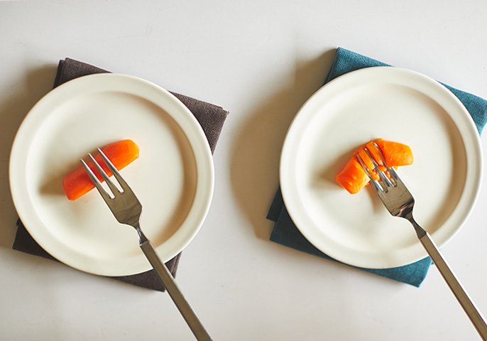 写真左：にんじんグラッセ（デリソフターで調理前の普通食） 写真右：にんじんグラッセ（デリソフターで調理後）