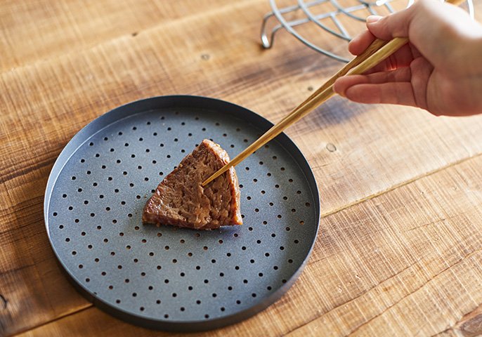 写真：専用皿にデリカッターを使用したお肉を置いてるイメージ