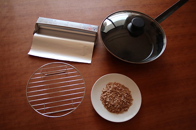 写真：自宅で燻製を作るための道具が並べられてるイメージ
