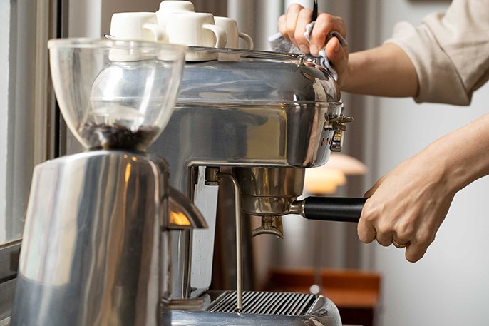 写真：コーヒーを作る機械を操作しているイメージ