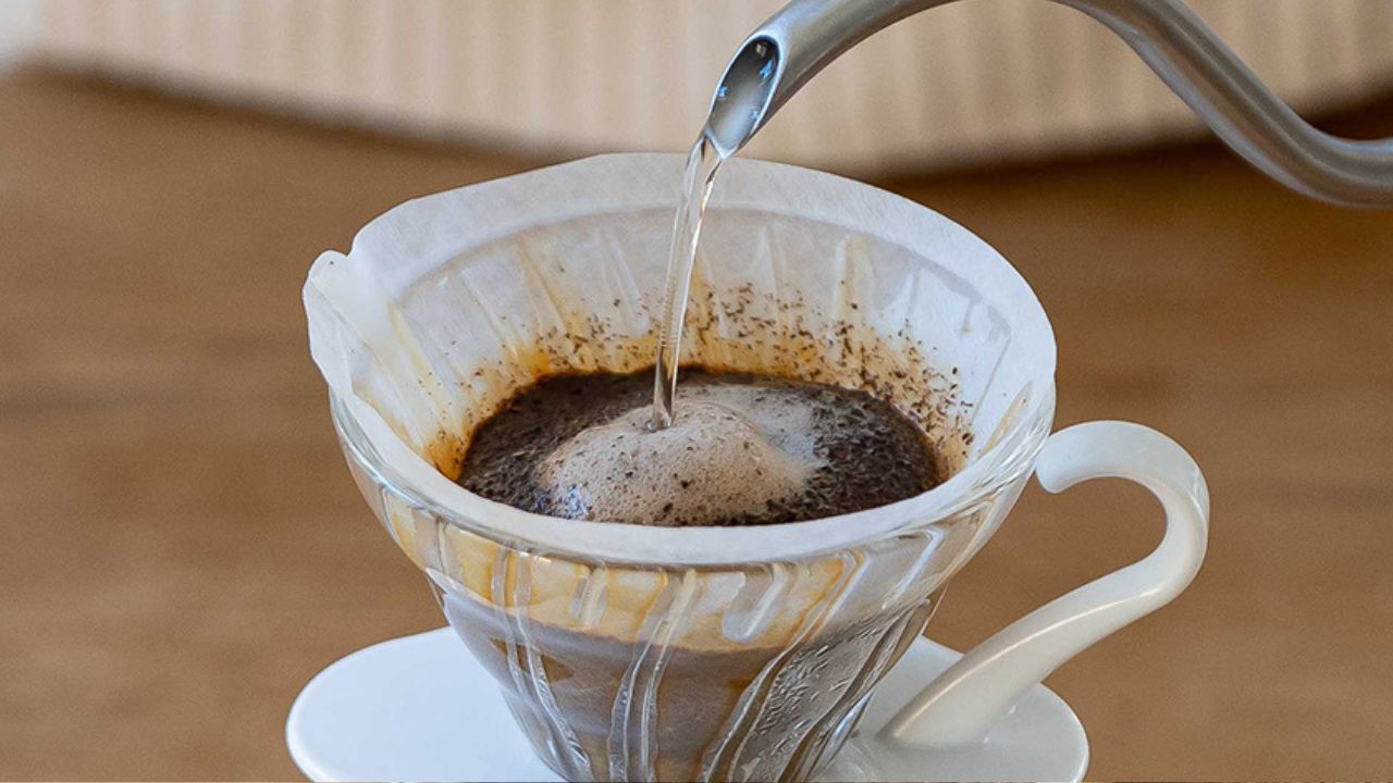 ガラスドリッパーでコーヒーを抽出している写真