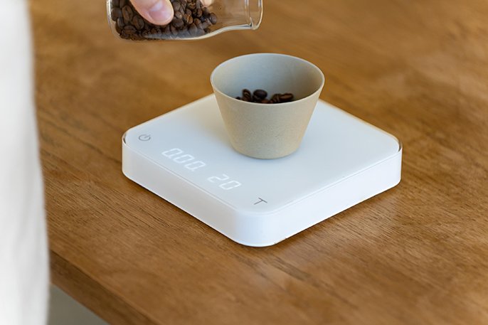 写真：スケールでコーヒー豆を計ってるイメージ