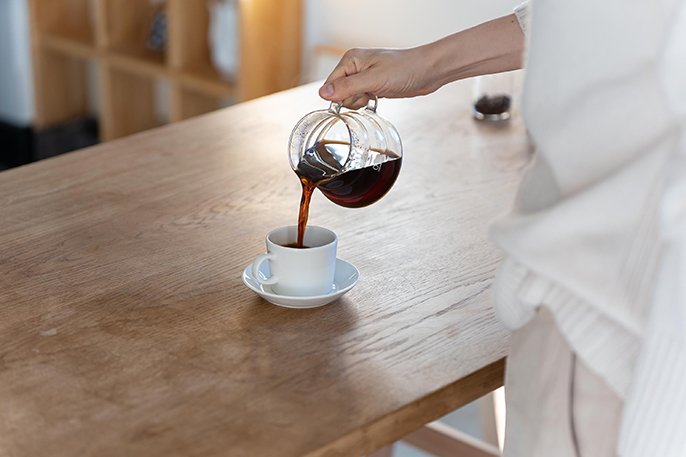 写真：温めたカップにコーヒーを注いでるイメージ