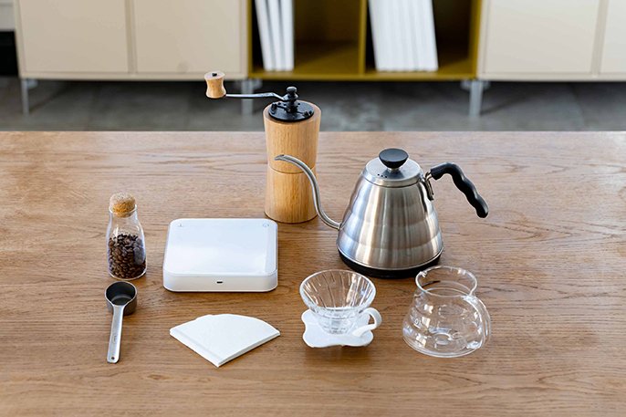 写真：コーヒーをいれるのに必要な道具が並べられてるイメージ