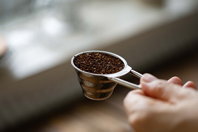コーヒーが入ったメジャーカップのイメージ写真