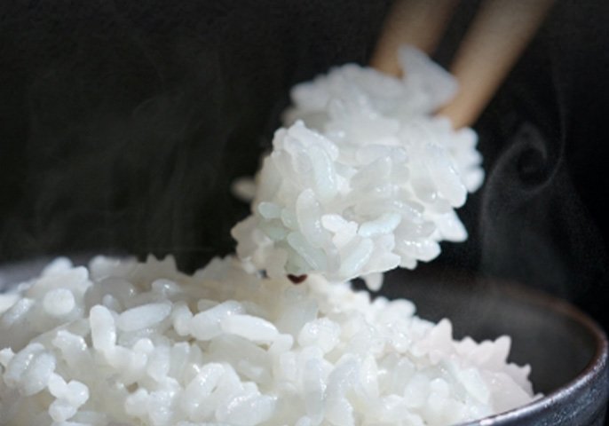 箸でご飯をつかんでるイメージの写真