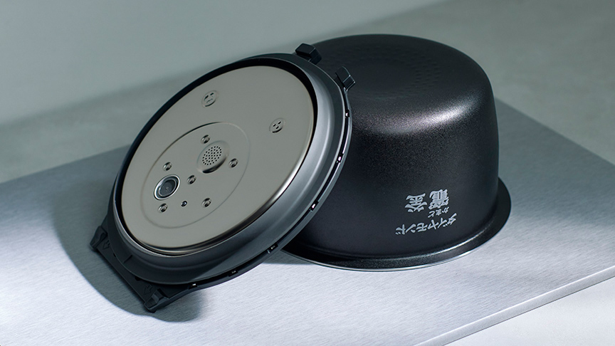 写真：ふた加熱版と内釜が洗ってあるイメージ