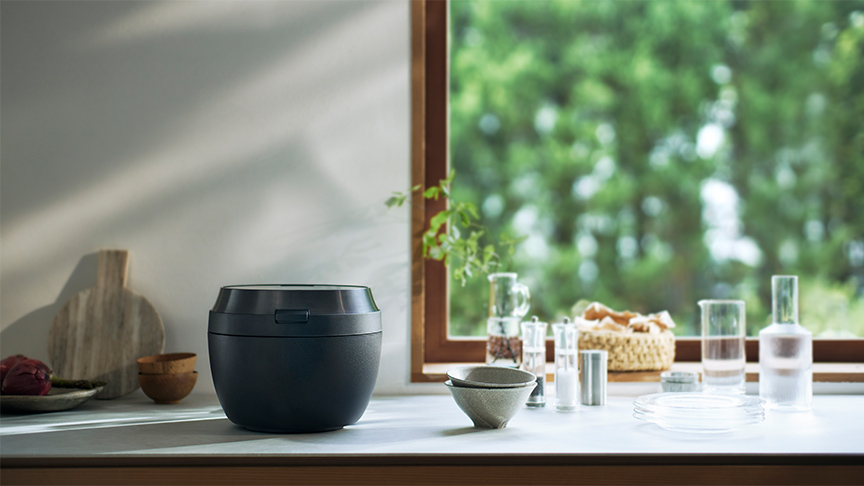 写真：炊飯器とお茶碗が置いてあるイメージ