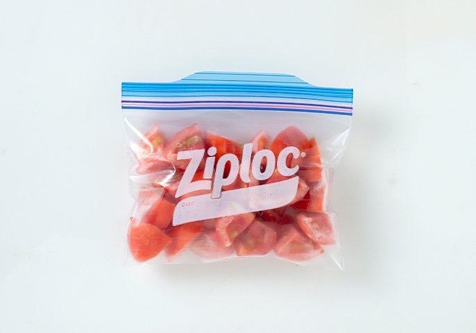 写真：冷凍用保存袋に入った刻んだトマトのイメージ