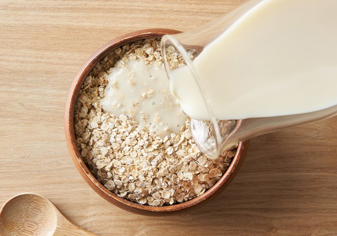 写真：オートミールに牛乳をかけているイメージ