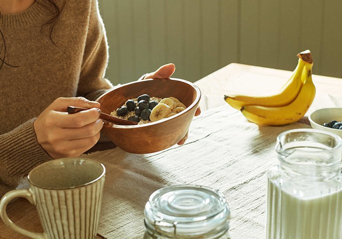 写真：フルーツが乗ったオートミールを食べている手元のイメージ