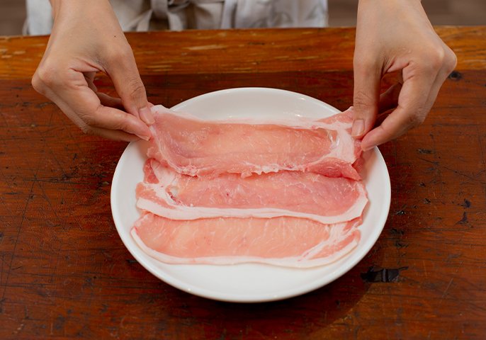 写真：お皿に豚ロースを並べているイメージ