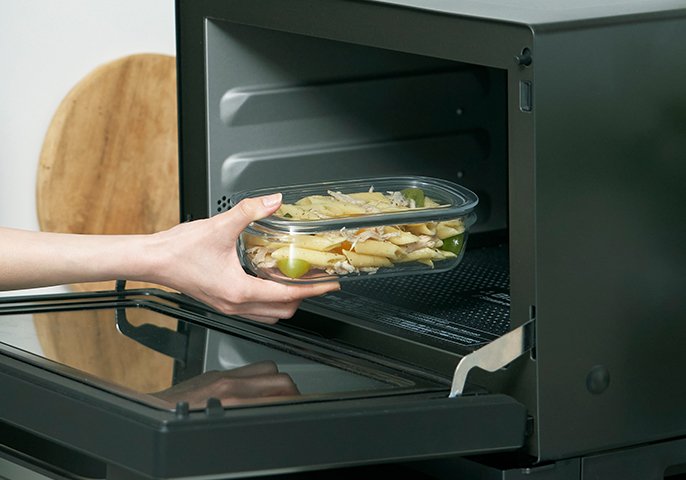 写真：食材を電子レンジに入れているイメージ