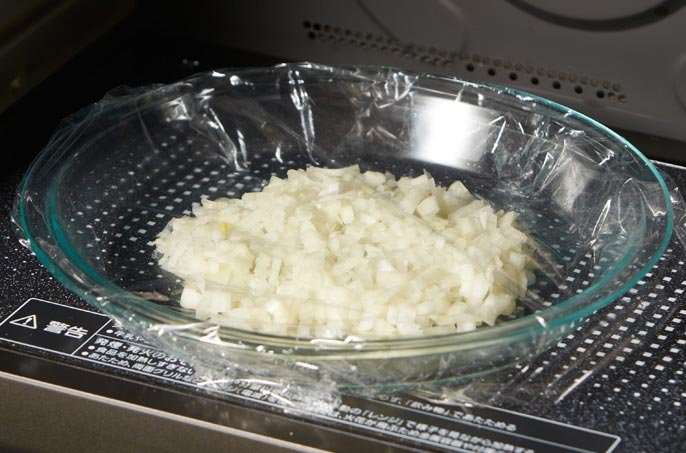 写真：たまねぎを電子レンジに入れているイメージ
