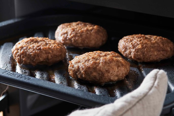 写真：ビストロ NE-UBS10Aでハンバーグを焼いているイメージ