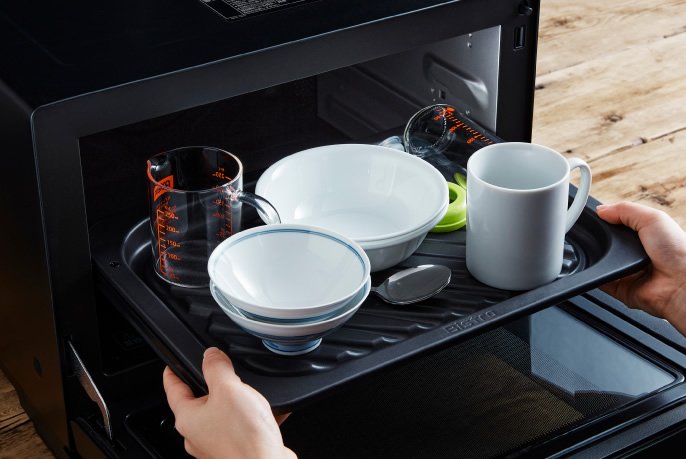 写真：ビストロ NE-UBS10Aに食器を入れているイメージ