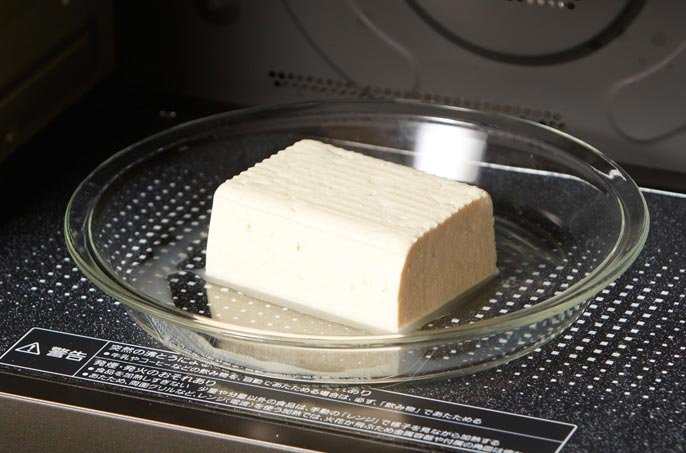 写真：豆腐を電子レンジに入れているイメージ